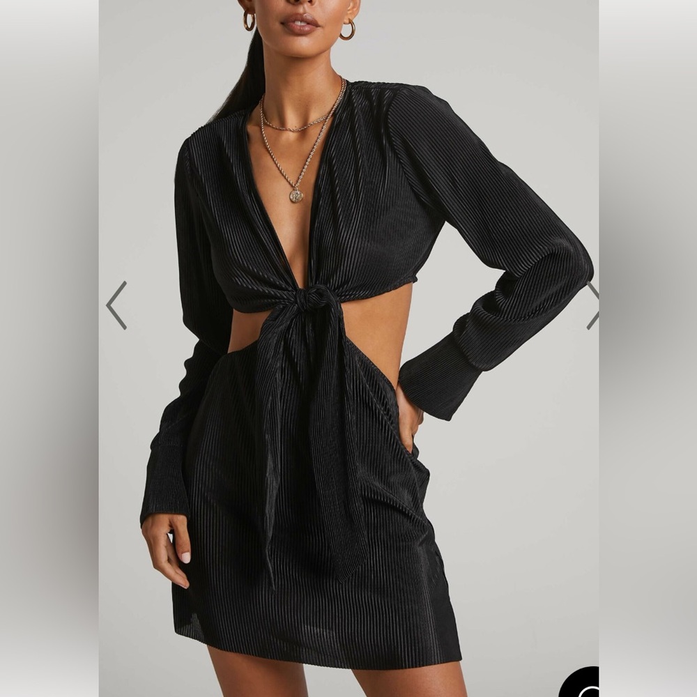 Showpo plus  size 16  black PLISSE LONG SLEEVE bow TIE FRONT cut out mini dress